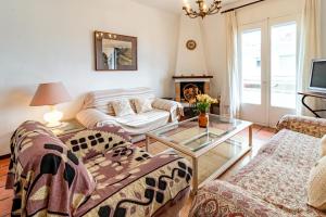 TV a/nebo společenská místnost v ubytování Port Llançà 31 - apartamento con vistas al mar