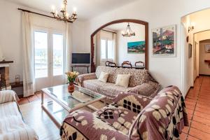 TV a/nebo společenská místnost v ubytování Port Llançà 31 - apartamento con vistas al mar