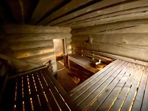 une chambre en bois avec un banc dans une cabine dans l'établissement Complex MAYARIV, à Makariv