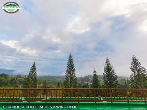 uma vista do deque de um resort com árvores em Canyon Woods Resort Club Tagaytay em Tagaytay
