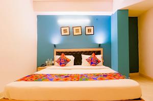 Letto o letti in una camera di Comfort rooms Inn Near Vinodnagar Max Hospital