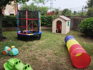un patio con juegos y un parque infantil en Route 114, en Acireale