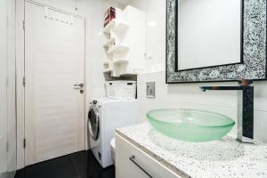 Koupelna v ubytování Przno Apartments by In Property + 37 fotografií