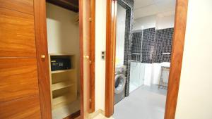 una sala de lavandería con lavadora en una habitación en Apartamentos Living Sevilla Centro Maestranza en Sevilla
