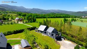 an aerial view of a house on a green field at Wonder Home - Luksusowy dom Casa Moderna z dwoma tarasami w cichej okolicy blisko Karpacza in Kowary