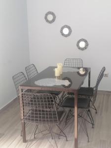 stół jadalny z 4 krzesłami i stół ze świecami w obiekcie casaeudokia w mieście Apóllona