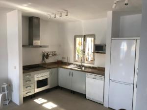 Kuchyň nebo kuchyňský kout v ubytování CasaMarga San José Precioso apartamento con piscina y vistas al mar