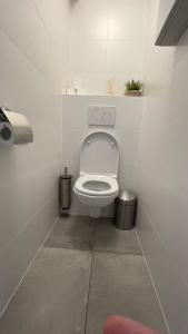een badkamer met een wit toilet in een kamer bij Zeedijk 264 Knokke-Heist High season saturday to saturday in Knokke-Heist