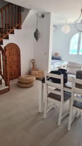 Posezení v ubytování CasaMarga San José Precioso apartamento con piscina y vistas al mar