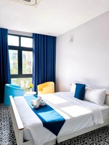 Un pat sau paturi într-o cameră la Beach Hotel Grand World (La La Homestay)