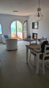 TV a/nebo společenská místnost v ubytování CasaMarga San José Precioso apartamento con piscina y vistas al mar