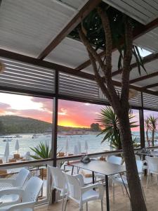 uma sala de jantar com vista para o oceano em HOTEL DENOEL em Ksamil