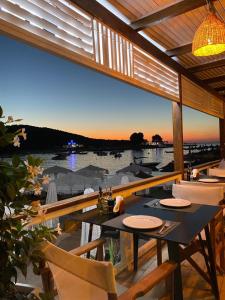 uma sala de jantar com vista para a água em HOTEL DENOEL em Ksamil mais 37 fotografias