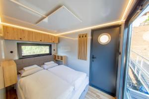 een kleine slaapkamer met een bed en een raam bij Prague Bay Houseboats in Praag