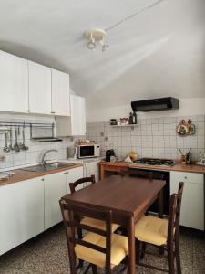 A kitchen or kitchenette at BeB I Girasoli