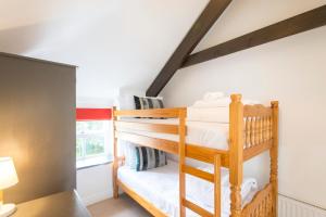 圣艾夫斯Tregenna Castle Self Catering的双层床间 - 带两张双层床和一扇窗户 更多47张照片