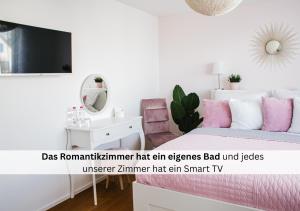 1 dormitorio con cama rosa y espejo en Ferienhausträume Oase Bodensee, en Kreuzlingen