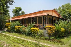 Vrt ispred objekta Bardia Riverside View Park Resort - FR and EN speaking