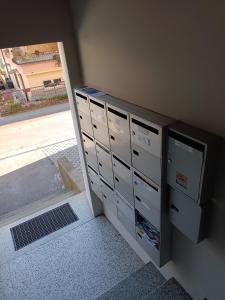 pokój z szafkami i drzwiami w obiekcie Molino Nuovo w mieście Vacallo