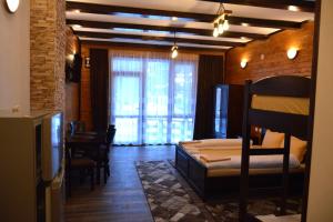 Zimmer mit einem Schlafzimmer mit einem Bett und einem Tisch in der Unterkunft Ваканционно селище Ива in Sarnitsa