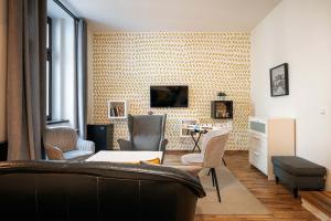 - un salon avec un canapé et des chaises dans l'établissement Bohem Prague Hotel, à Prague