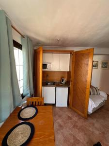 - une cuisine avec une table et un lit dans une chambre dans l'établissement HOSTAL RESTAURANTE CALA, à Cala Figuera