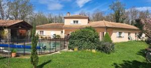 a house with a swimming pool in a yard at Les Genets in Orléat