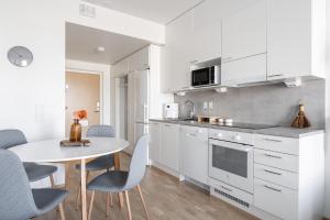 Kuchyň nebo kuchyňský kout v ubytování Modern 1BR Apartment with Sauna & Balcony - Hosted by 2ndhomes