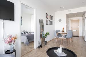 Posezení v ubytování Modern 1BR Apartment with Sauna & Balcony - Hosted by 2ndhomes