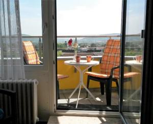 a balcony with a table and chairs and a view at Komfort Appartement Bad Pyrmont Nähe Kurpark in Bad Pyrmont