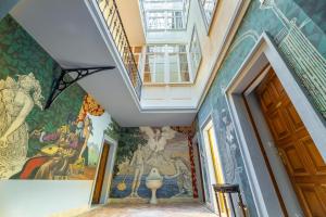 um corredor com um quadro na parede e uma escada em Nosticova Apartments em Praga