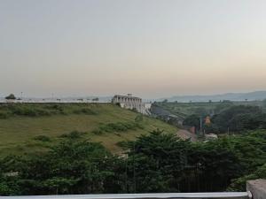 Blick auf einen Hügel mit einem Gebäude darauf in der Unterkunft Hotel Shobha and Tent House in Patrātu