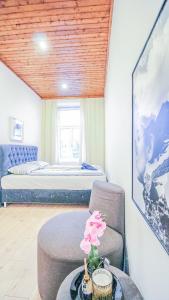 Habitación con cama, silla y mesa. en Comfortable Accommodations in the Alterlaa Area LV3 en Viena