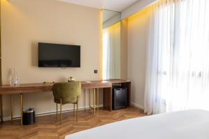 DIAGONAL HOTEL的电视和/或娱乐中心