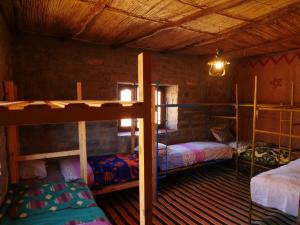 - une chambre avec 3 lits superposés dans une cabine dans l'établissement Auberge Hostel Traditionnel, à Tinghir