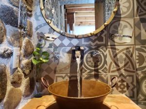 un cubo de agua en el baño con espejo en Alborada Bernal, en Bernal