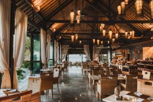 Restaurace v ubytování Jimbaran Puri, A Belmond Hotel, Bali