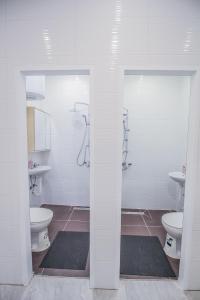 - Baño con 2 aseos y 2 lavabos en Comfortable Accommodations in the Alterlaa Area LV3 en Viena