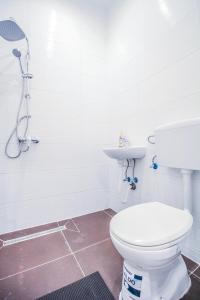 y baño con aseo y lavamanos. en Comfortable Accommodations in the Alterlaa Area LV3 en Viena