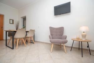 TV a/nebo společenská místnost v ubytování Dora's Apartments