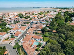 una vista aérea de una ciudad con casas y el océano en ILE DE RE - Villa Foulquier en Rivedoux-Plage