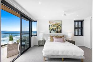 クーラムビーチにあるPenthouse at First Bay Coolumのベッドがあり海が見える寝室 +28枚の写真