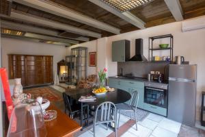 una cucina e un soggiorno con tavolo e sedie di Appartamento piccolo ficheto a Campi Salentina
