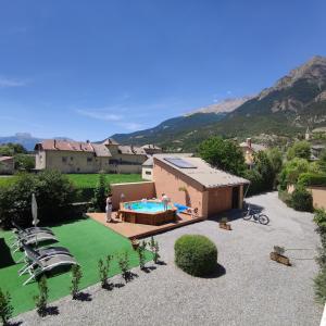 an aerial view of a backyard with a swimming pool at Chambre d'Hotes La Mexicaine in Jausiers