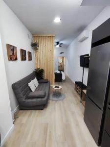 a living room with a couch and a television at Apartamento Río Turia B in Valencia