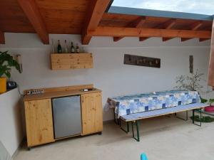 Rappottenstein的住宿－Wohlfühlwohnung，天井配有长凳和1张带瓶装水的桌子。