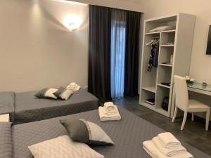 a bedroom with a bed and a desk and a desk at JeVi Stars Rooms in Tropea