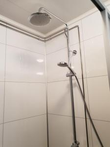 eine Dusche mit Glastür im Badezimmer in der Unterkunft Kökar Havspaviljong Cottages in Kökar