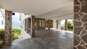 um corredor de uma casa com uma parede de pedra em Panoramic Seaview Holiday Home - Batu Ferringhi em Batu Ferringhi