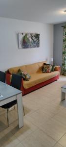 sala de estar con sofá y almohadas en Jesús Del Perdón, en Manzanares